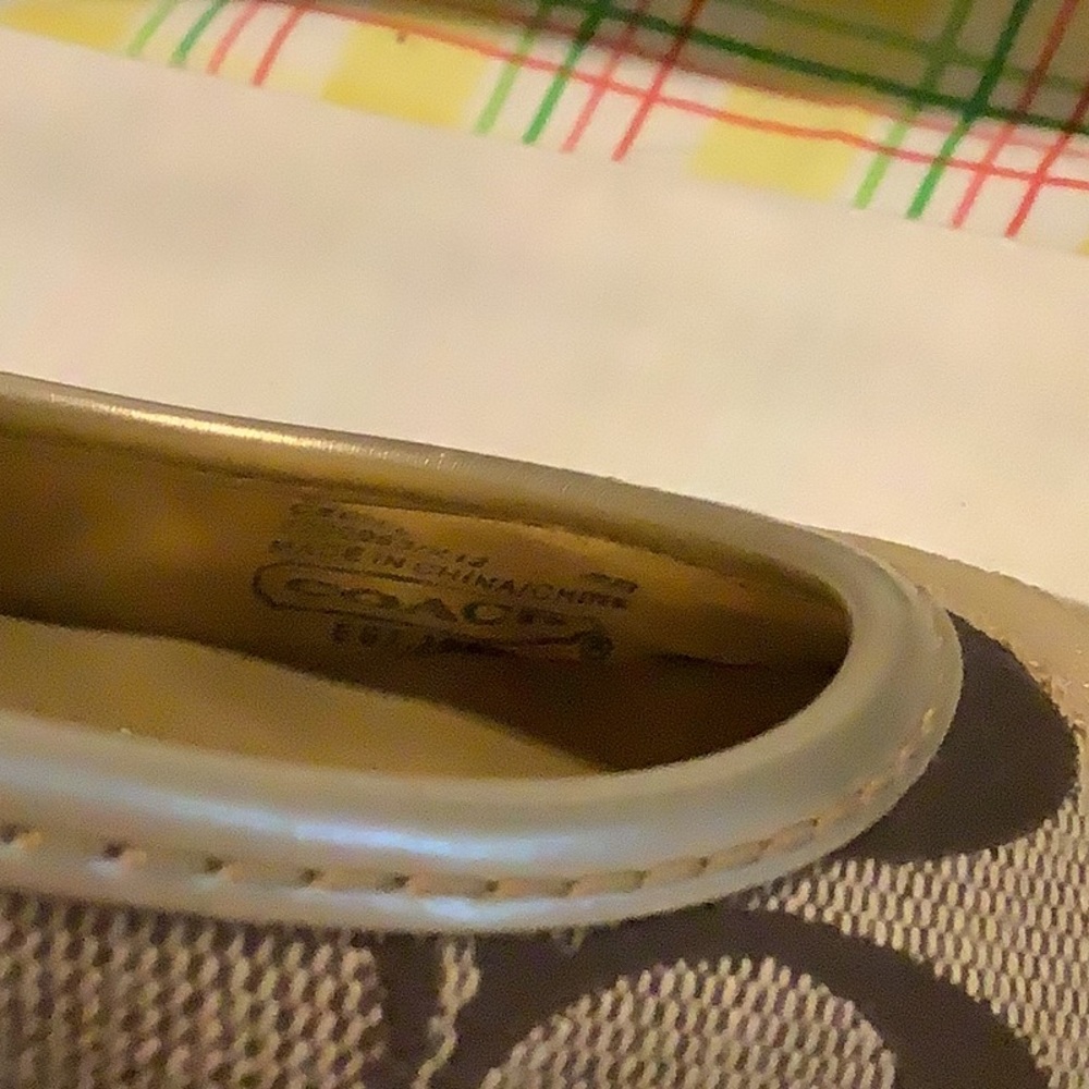 Coach Flats gold/tan signature print , light wear never - Picture 4 of 6